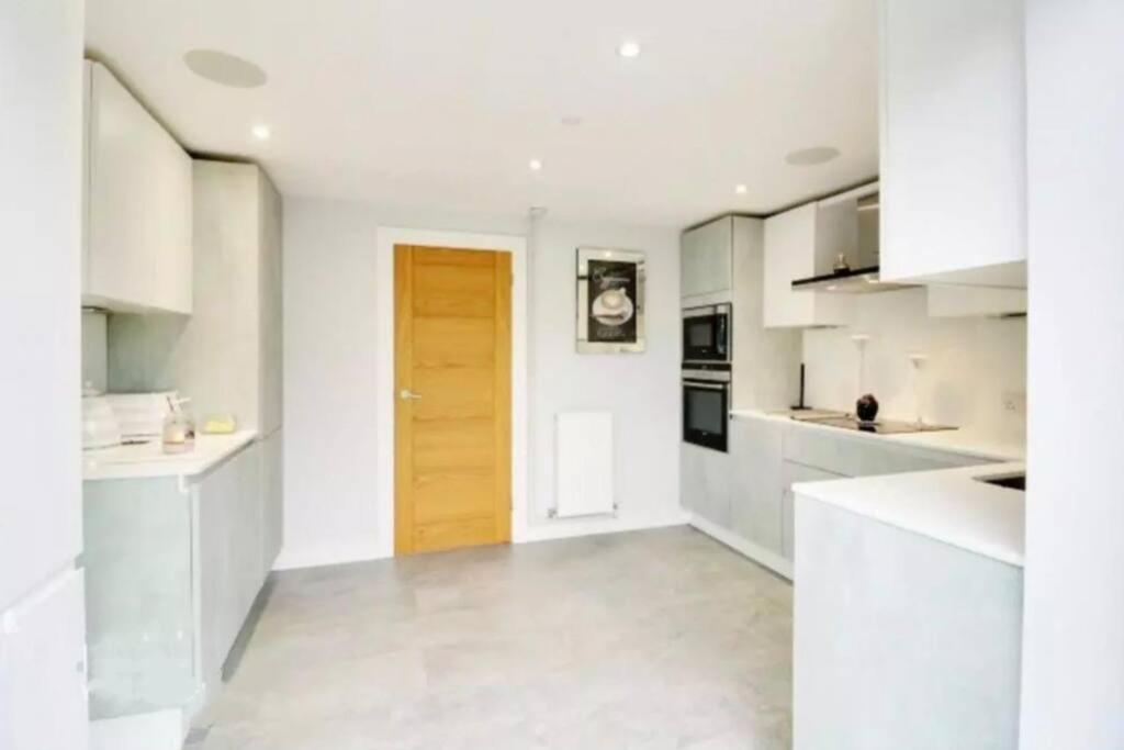 הוילה North Mymms Recently Renovated,Modern House. Train Station מראה חיצוני תמונה