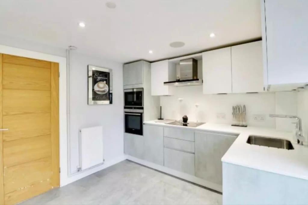 הוילה North Mymms Recently Renovated,Modern House. Train Station מראה חיצוני תמונה