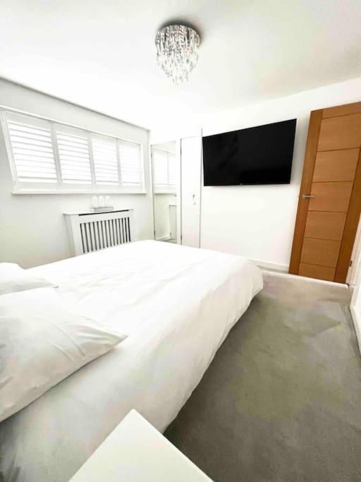 הוילה North Mymms Recently Renovated,Modern House. Train Station מראה חיצוני תמונה