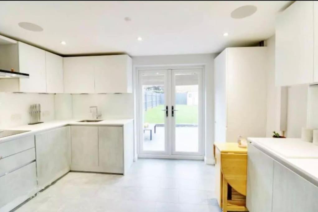 הוילה North Mymms Recently Renovated,Modern House. Train Station מראה חיצוני תמונה