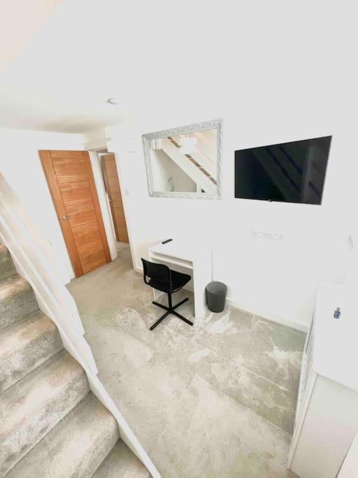 הוילה North Mymms Recently Renovated,Modern House. Train Station מראה חיצוני תמונה