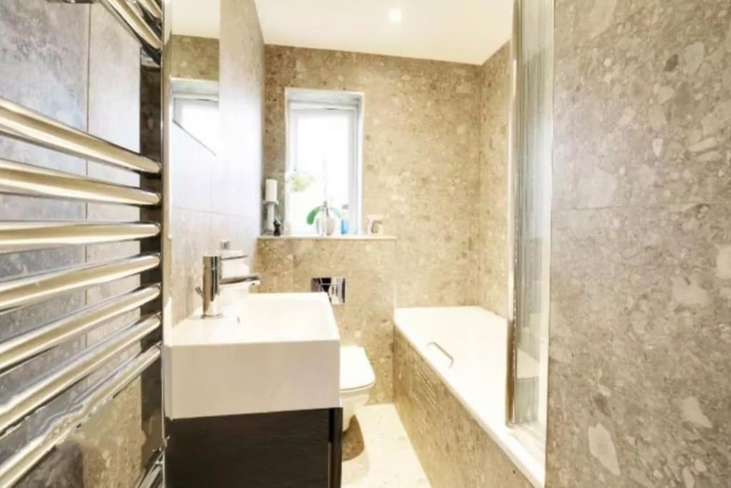 הוילה North Mymms Recently Renovated,Modern House. Train Station מראה חיצוני תמונה