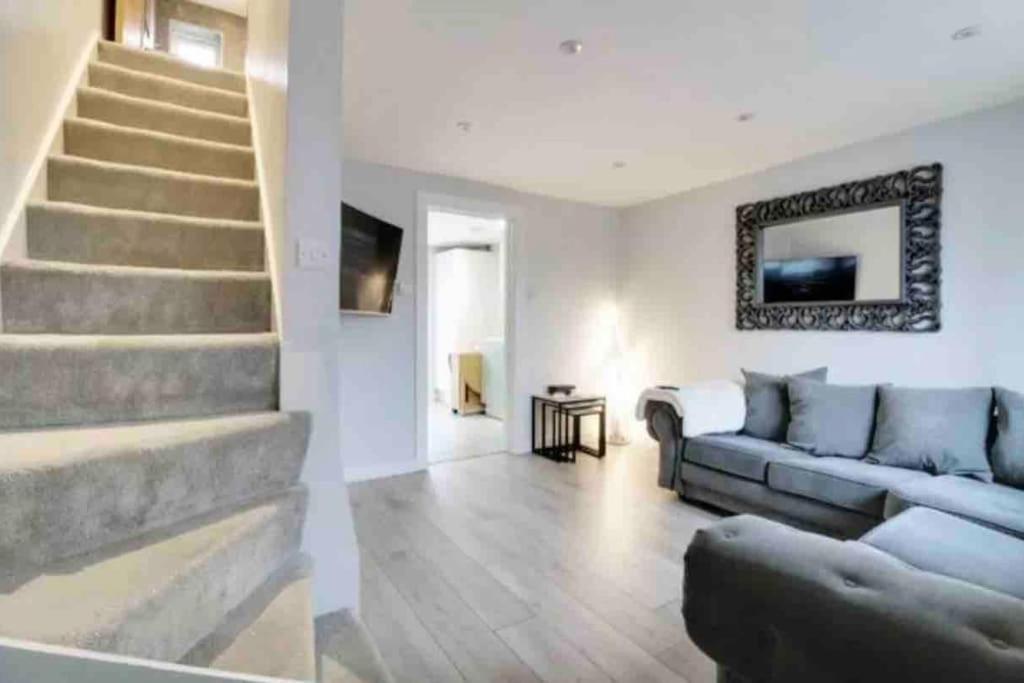 הוילה North Mymms Recently Renovated,Modern House. Train Station מראה חיצוני תמונה